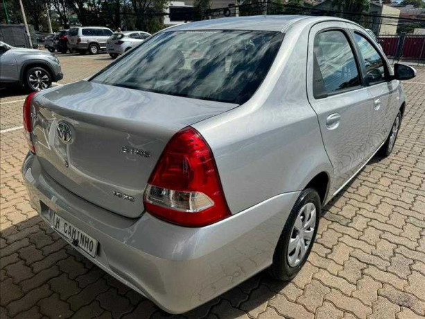 toyota-etios-15-xs-sedan-16v-big-8