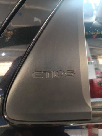 toyota-etios-15-platinum-sedan-16v-2018-big-8