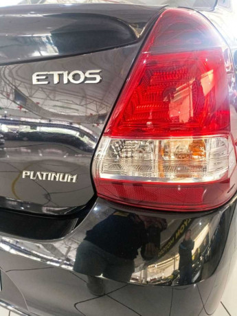 toyota-etios-15-platinum-sedan-16v-2018-big-7